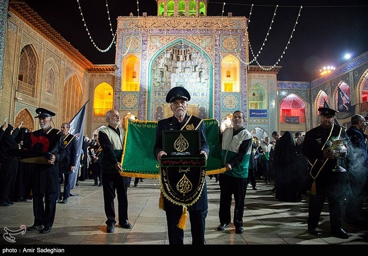 آیین لاله گردانی شام غریبان شهادت امام رضا علیه السلام در حرم مطهر حضرت شاهچراغ  علیه السلام