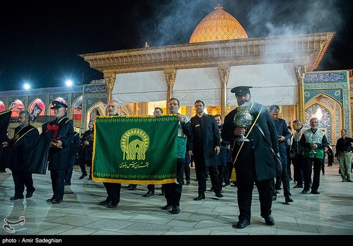 آیین لاله گردانی شام غریبان شهادت امام رضا علیه السلام در حرم مطهر حضرت شاهچراغ  علیه السلام