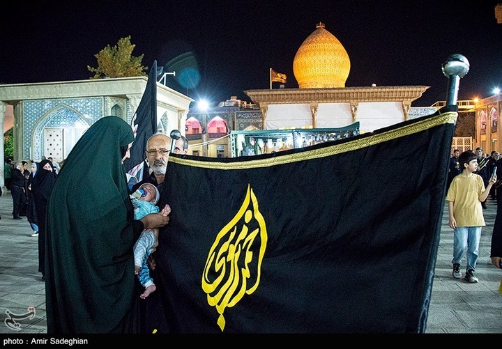 آیین لاله گردانی شام غریبان شهادت امام رضا علیه السلام در حرم مطهر حضرت شاهچراغ  علیه السلام