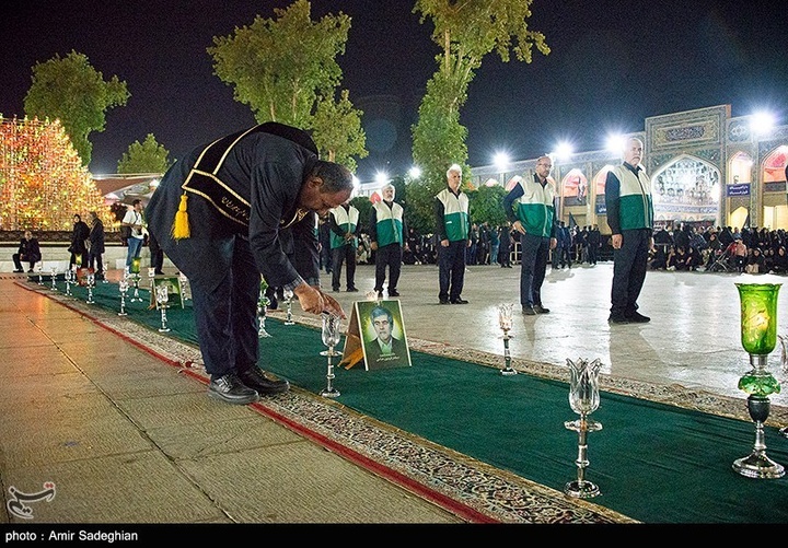 آیین لاله گردانی شام غریبان شهادت امام رضا علیه السلام در حرم مطهر حضرت شاهچراغ  علیه السلام