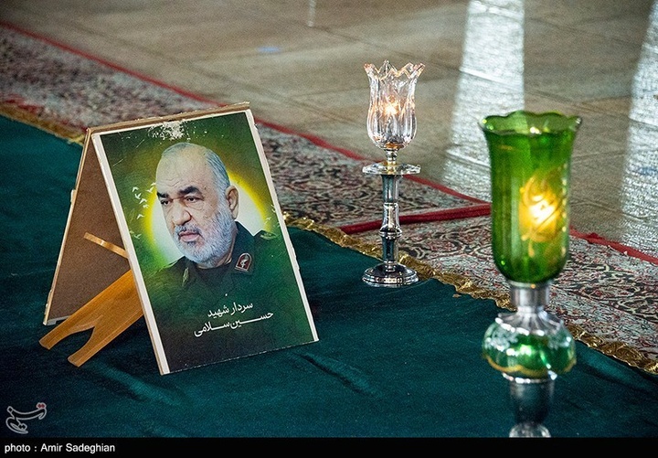 آیین لاله گردانی شام غریبان شهادت امام رضا علیه السلام در حرم مطهر حضرت شاهچراغ  علیه السلام