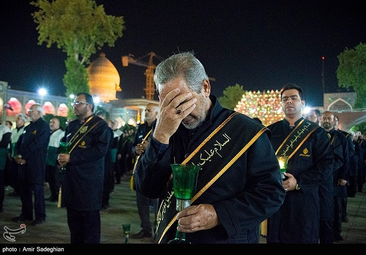 آیین لاله گردانی شام غریبان شهادت امام رضا علیه السلام در حرم مطهر حضرت شاهچراغ  علیه السلام