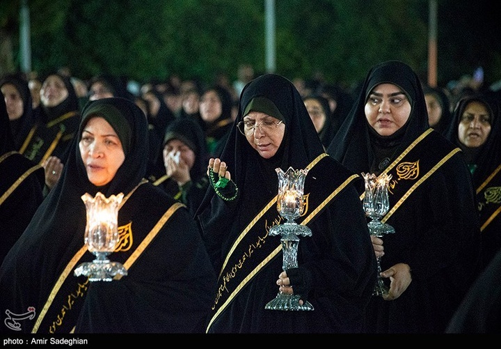 آیین لاله گردانی شام غریبان شهادت امام رضا علیه السلام در حرم مطهر حضرت شاهچراغ  علیه السلام