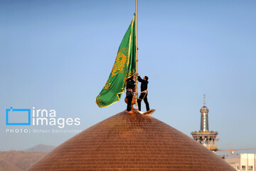 تعویض پرچم گنبد حرم امام رضا علیه السلام