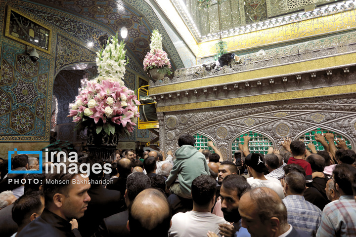 تعویض پرچم گنبد حرم امام رضا علیه السلام