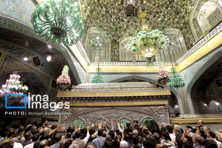 تعویض پرچم گنبد حرم امام رضا علیه السلام