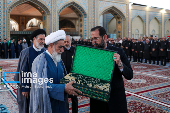 تعویض پرچم گنبد حرم امام رضا علیه السلام