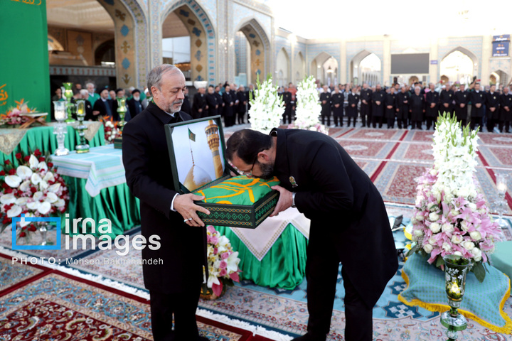 تعویض پرچم گنبد حرم امام رضا علیه السلام