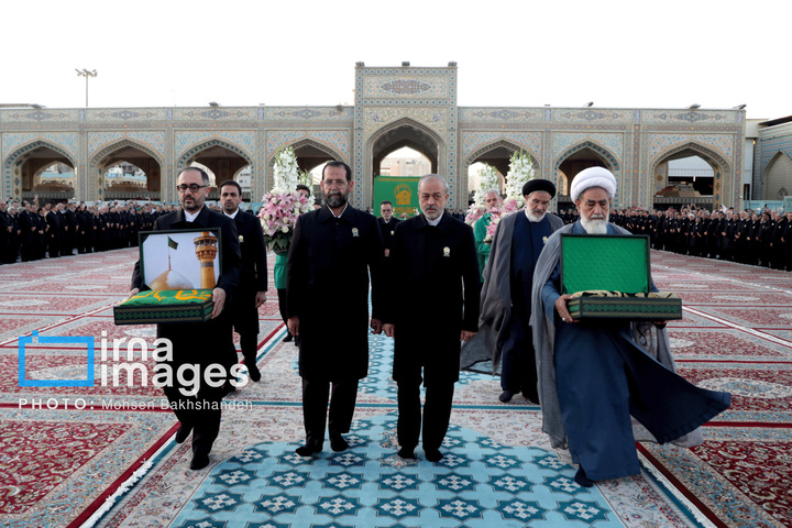 تعویض پرچم گنبد حرم امام رضا علیه السلام