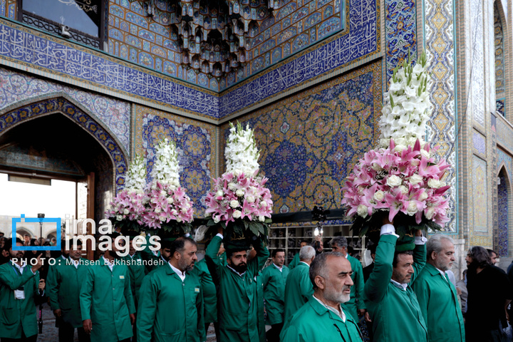 تعویض پرچم گنبد حرم امام رضا علیه السلام