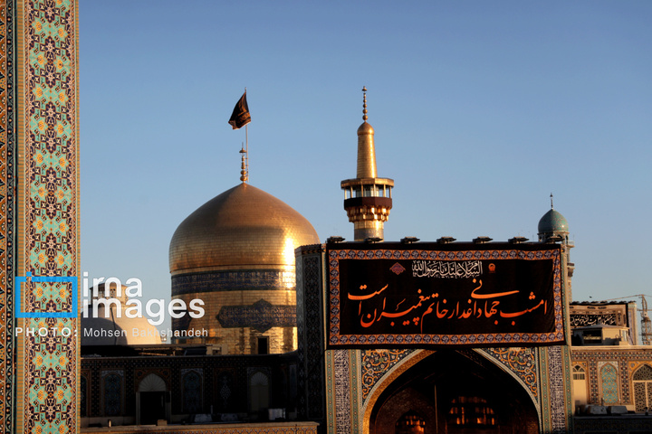 تعویض پرچم گنبد حرم امام رضا علیه السلام