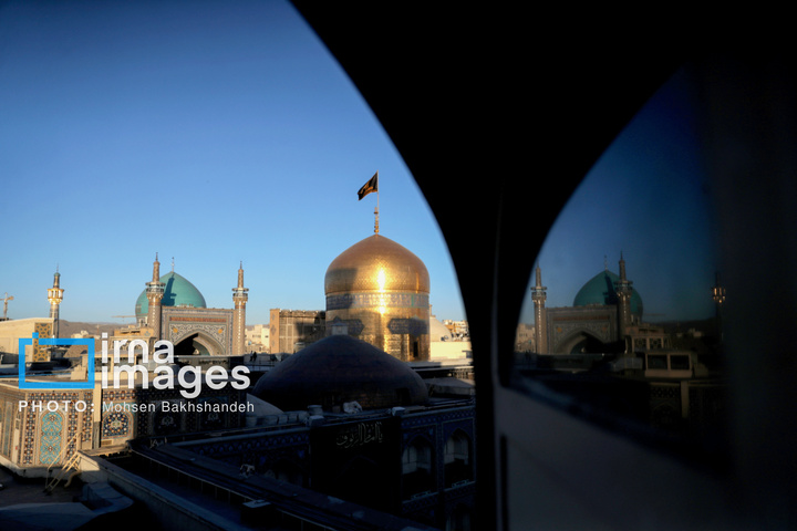 تعویض پرچم گنبد حرم امام رضا علیه السلام