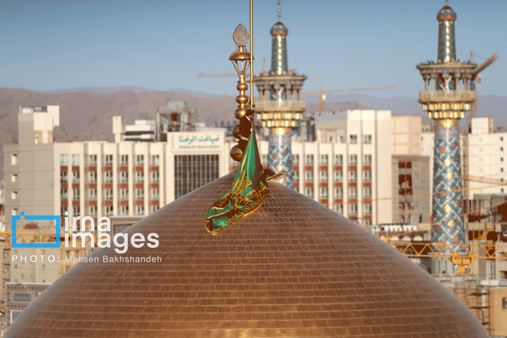 تعویض پرچم گنبد حرم امام رضا علیه السلام