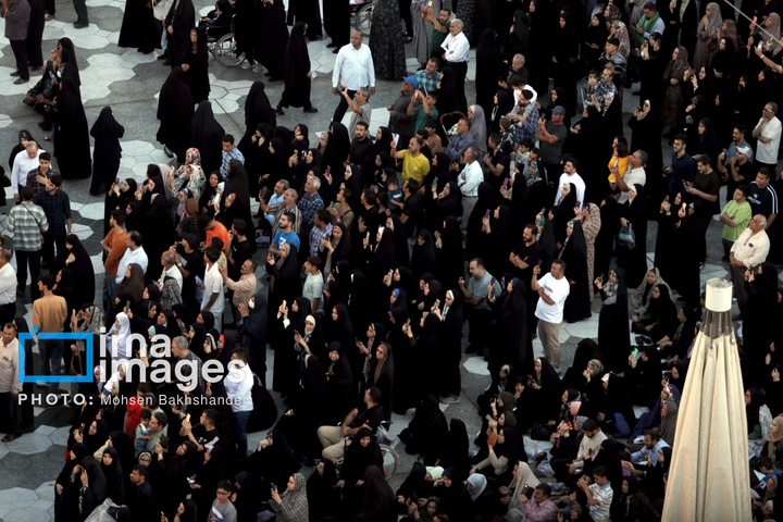 تعویض پرچم گنبد حرم امام رضا علیه السلام