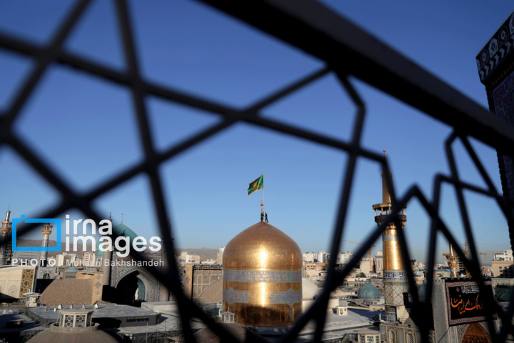 تعویض پرچم گنبد حرم امام رضا علیه السلام