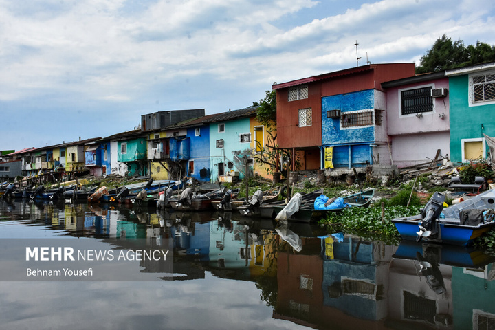 تالاب بین‌المللی انزلی با مناظر چشم‌نواز، گل‌های نیلوفر آبی، نی‌زارهای گسترده و پرندگان مهاجر، یکی از زیباترین و پرجاذبه‌ترین اکوسیستم‌های طبیعی کشور است که چشم هر بیننده‌ای را می‌نوازد.