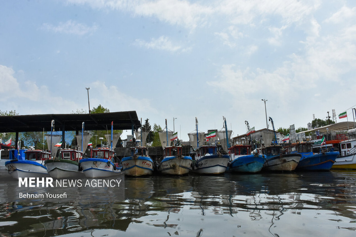 تالاب بین‌المللی انزلی با مناظر چشم‌نواز، گل‌های نیلوفر آبی، نی‌زارهای گسترده و پرندگان مهاجر، یکی از زیباترین و پرجاذبه‌ترین اکوسیستم‌های طبیعی کشور است که چشم هر بیننده‌ای را می‌نوازد.