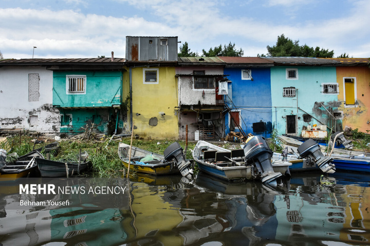 تالاب بین‌المللی انزلی با مناظر چشم‌نواز، گل‌های نیلوفر آبی، نی‌زارهای گسترده و پرندگان مهاجر، یکی از زیباترین و پرجاذبه‌ترین اکوسیستم‌های طبیعی کشور است که چشم هر بیننده‌ای را می‌نوازد.
