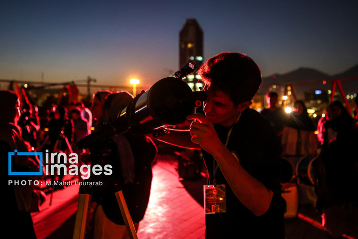 ماه‌گرفتگی در آسمان تهران