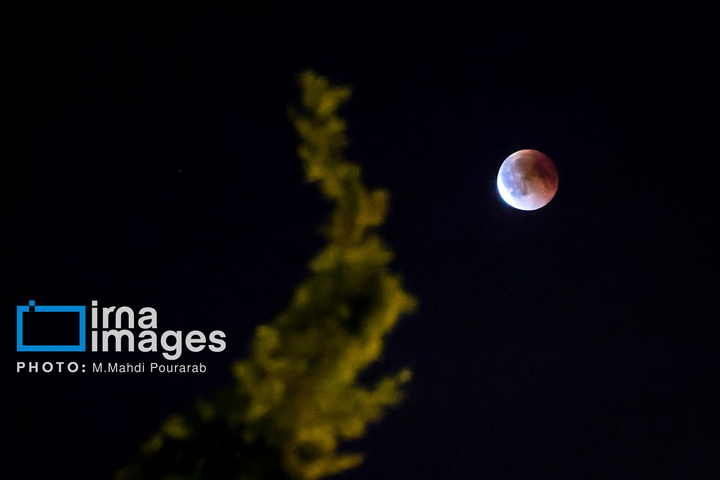 ماه‌گرفتگی در آسمان تهران