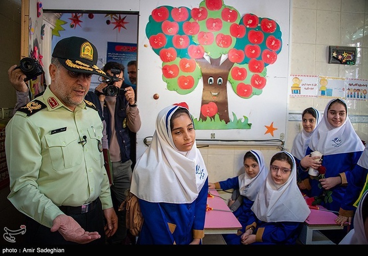 بدرقه دختر شهیدمدافع امنیت در آغاز سال تحصیلی