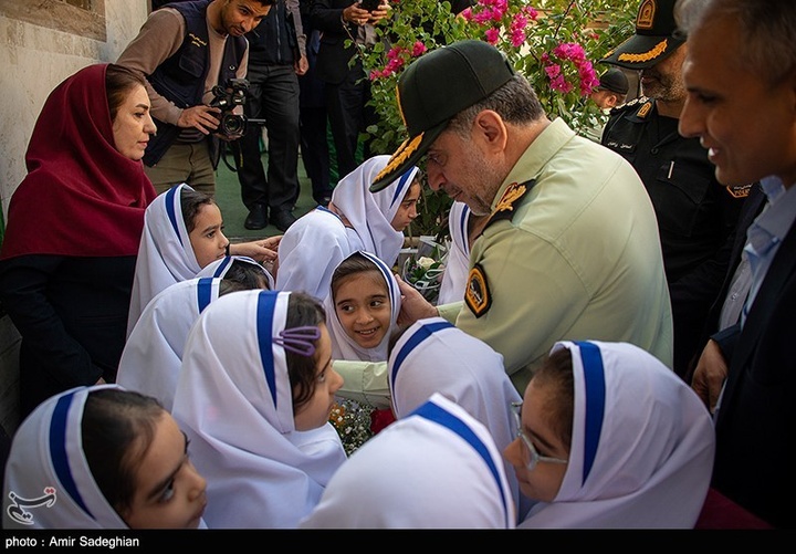 بدرقه دختر شهیدمدافع امنیت در آغاز سال تحصیلی
