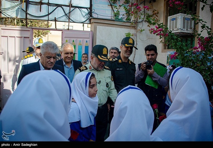 بدرقه دختر شهیدمدافع امنیت در آغاز سال تحصیلی