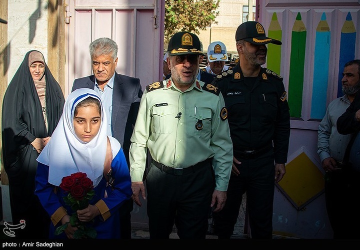 بدرقه دختر شهیدمدافع امنیت در آغاز سال تحصیلی