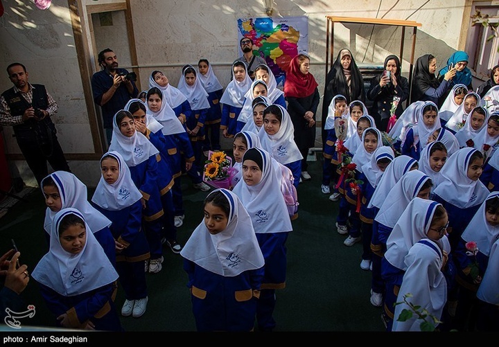 بدرقه دختر شهیدمدافع امنیت در آغاز سال تحصیلی