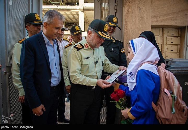 بدرقه دختر شهیدمدافع امنیت در آغاز سال تحصیلی