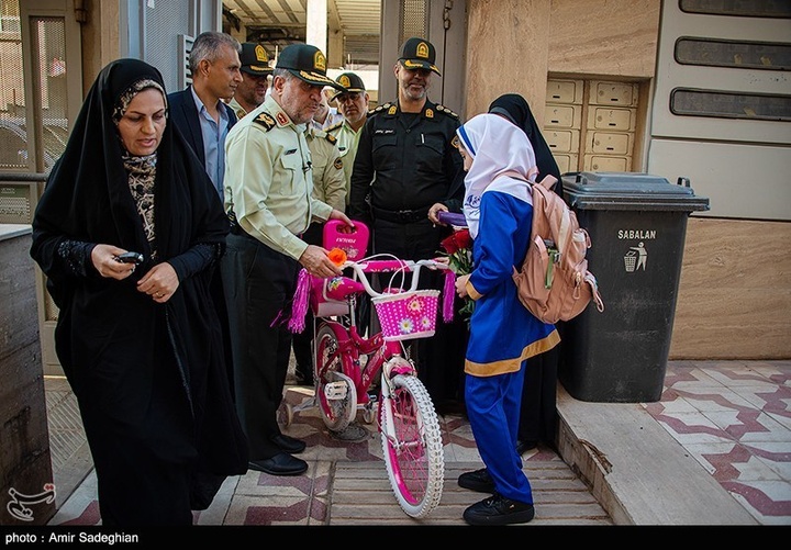 بدرقه دختر شهیدمدافع امنیت در آغاز سال تحصیلی