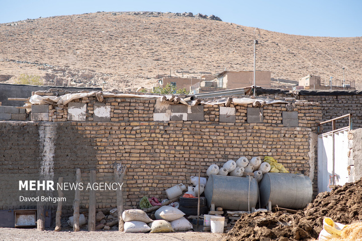 روستای چشمه پونه؛ زندگی پشت دیوارهای ترک‌خورده