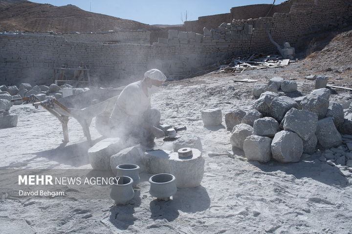 روستای چشمه پونه؛ زندگی پشت دیوارهای ترک‌خورده