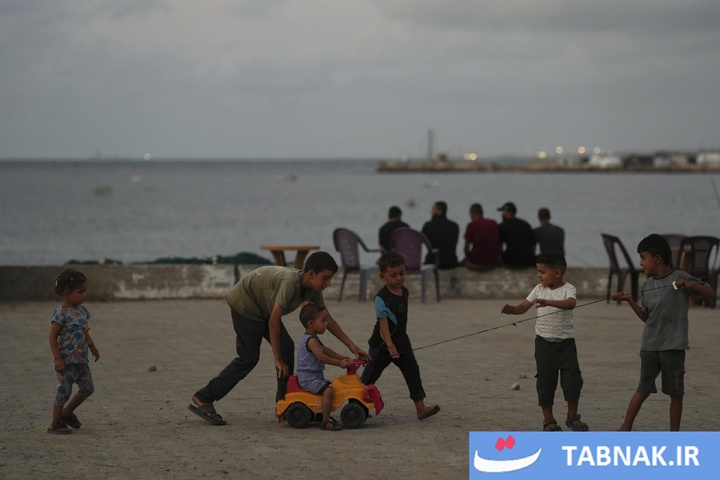 لبخندهایی که تاریکی را می‌شکنند