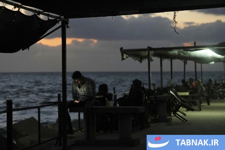 لبخندهایی که تاریکی را می‌شکنند