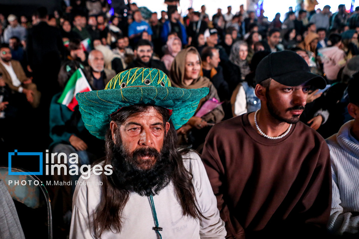 رونمایی از مجسمه «زانو زنندگان برابر ایران»