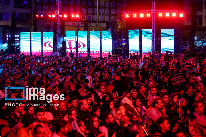 رونمایی از مجسمه «زانو زنندگان برابر ایران»