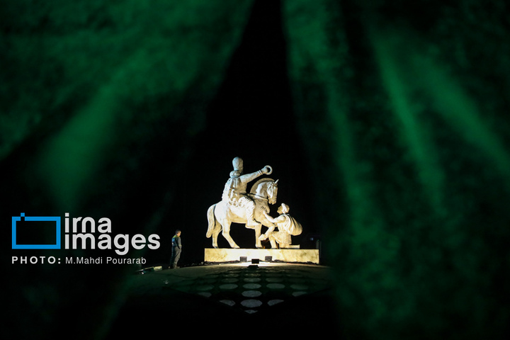 رونمایی از مجسمه «زانو زنندگان برابر ایران»