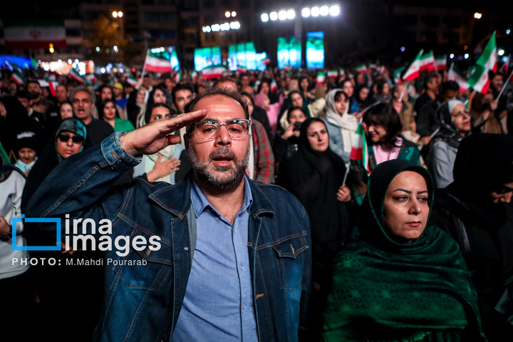 رونمایی از مجسمه «زانو زنندگان برابر ایران»