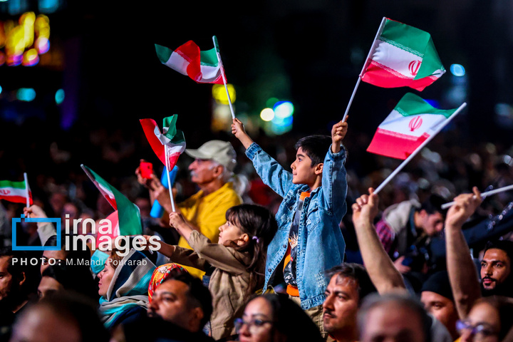 رونمایی از مجسمه «زانو زنندگان برابر ایران»