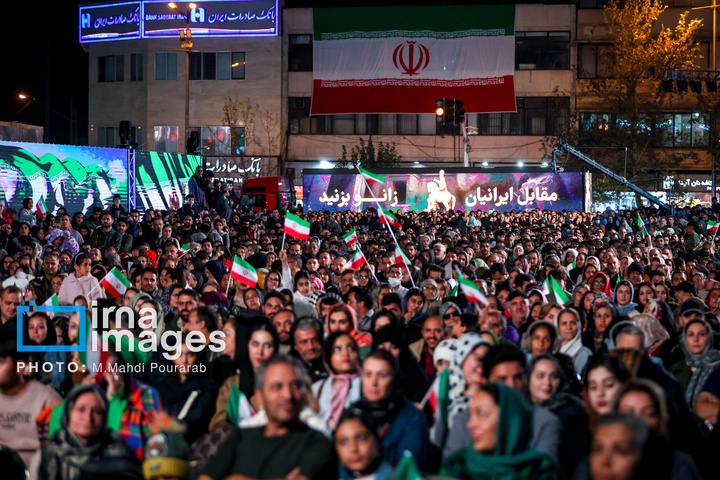 رونمایی از مجسمه «زانو زنندگان برابر ایران»