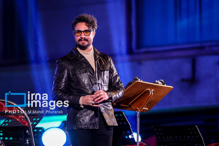 رونمایی از مجسمه «زانو زنندگان برابر ایران»