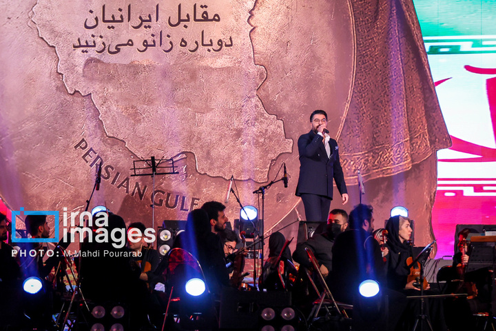 رونمایی از مجسمه «زانو زنندگان برابر ایران»