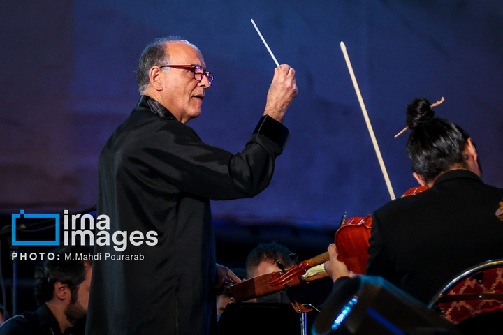رونمایی از مجسمه «زانو زنندگان برابر ایران»