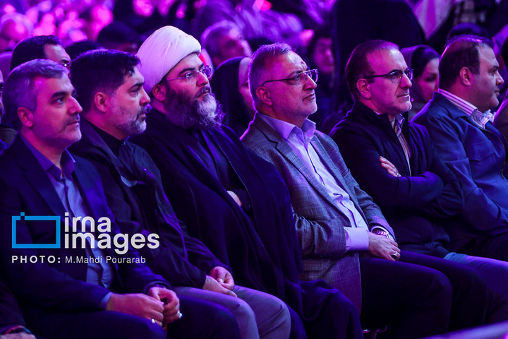 رونمایی از مجسمه «زانو زنندگان برابر ایران»