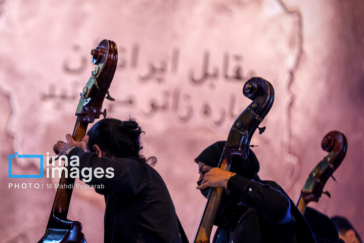 رونمایی از مجسمه «زانو زنندگان برابر ایران»