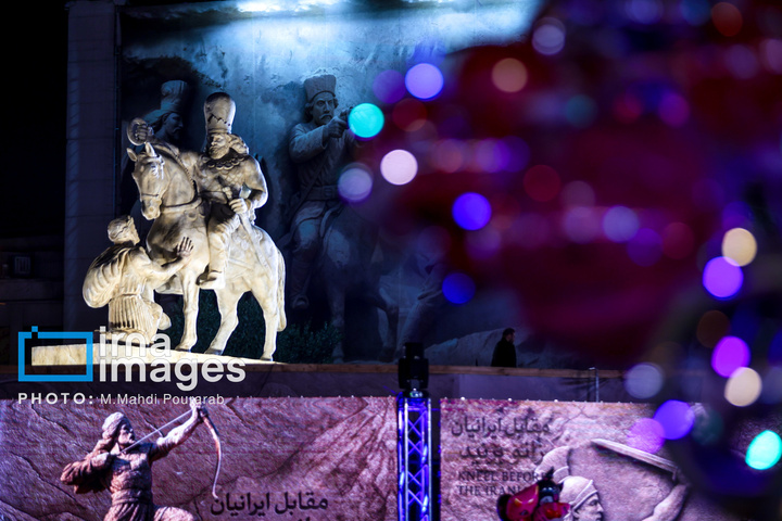 رونمایی از مجسمه «زانو زنندگان برابر ایران»