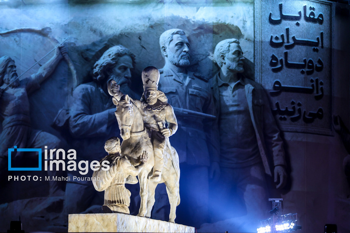 رونمایی از مجسمه «زانو زنندگان برابر ایران»