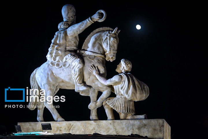 رونمایی از مجسمه «زانو زنندگان برابر ایران»