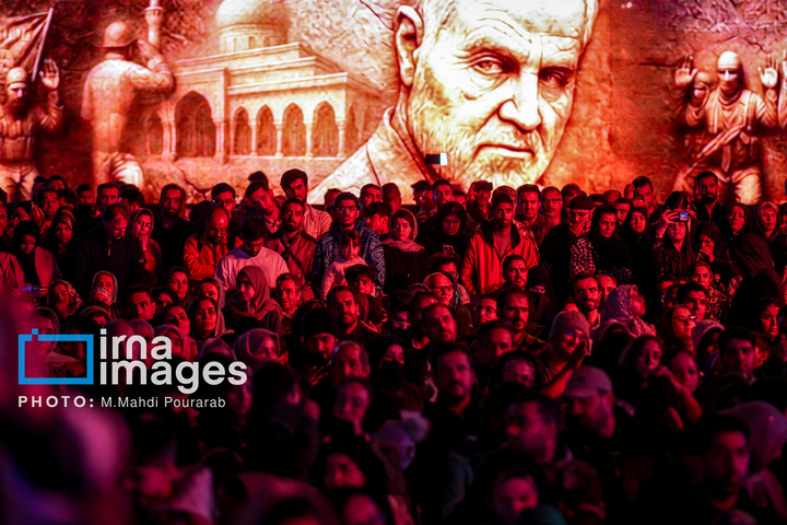 رونمایی از مجسمه «زانو زنندگان برابر ایران»